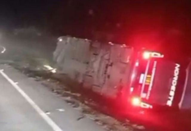 BrasilCapotamento de ônibus deixa um morto e vários feridos na BR-101 em SCUma das pessoas está em estado grave; veículo de turismo capotou na marginal da rodovia sentido Norte