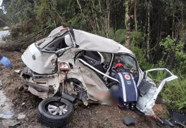 Veículo em que os jovens estavam fica completamente destruído após colisão frontal | Divulgação/ CBMSC