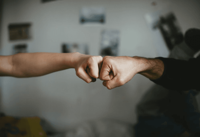 Acolher os sentimentos dos filhos ajuda a abordar essas questões | Unsplash