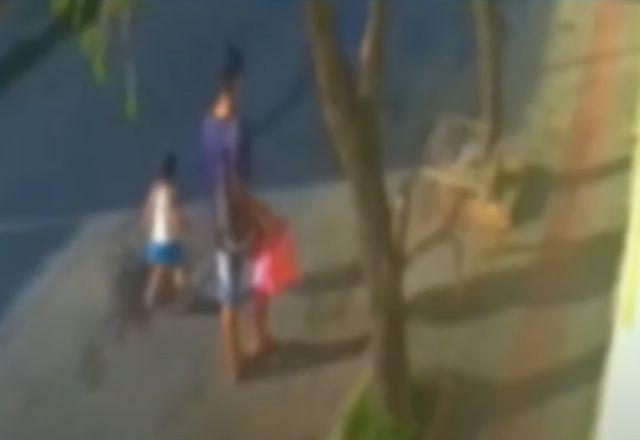 Adolescente andando na rua com criança