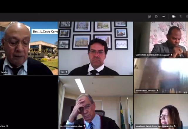 Advogado aparece tomando banho em sessão virtual