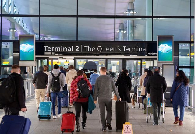 Aeroporto de Heathrow, em Londres, retoma operações após incêndio em subestação elétrica