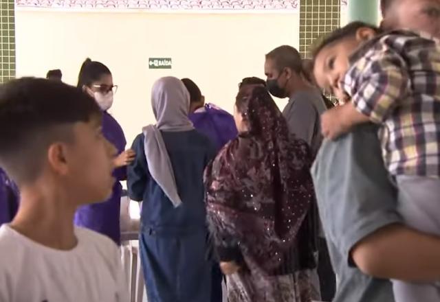 Afegãos refugiados em abrigo