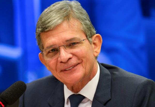 Bolsonaro anuncia Joaquim Silva e Luna para presidente da Petrobras Bolsonaro anuncia Joaquim Silva e Luna para presidente da Petrobras