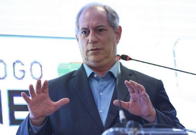 Ciro Gomes gesticula enquanto fala ao microfone (José Cruz/Agência Brasil)