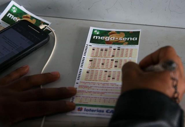 Pessoa preenche canhoto da Mega Sena | Antonio Cruz/Agência Brasil