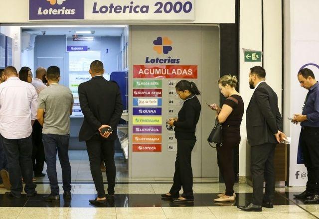 Apostas da Mega-Sena podem ser feitas até às 19h e custa R$ 4,50 - Marcelo Camargo/Agência Brasil