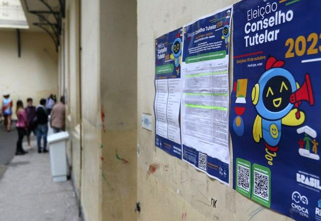 Cartaz, em parede , orientando sobre eleição do Conselho Tutelar deste ano (Tânia Rêgo/Agência Brasil)