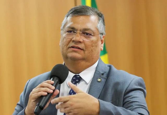 Flávio Dino gesticula enquanto fala ao microfone (Wilson Dias/Agência Brasil)
