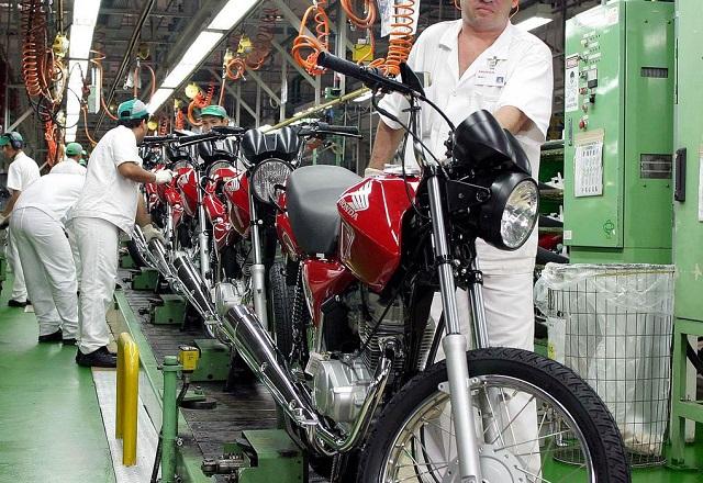 Profissionais manuseiam motos em linha de produção (Reprodução/Agência Brasil)
