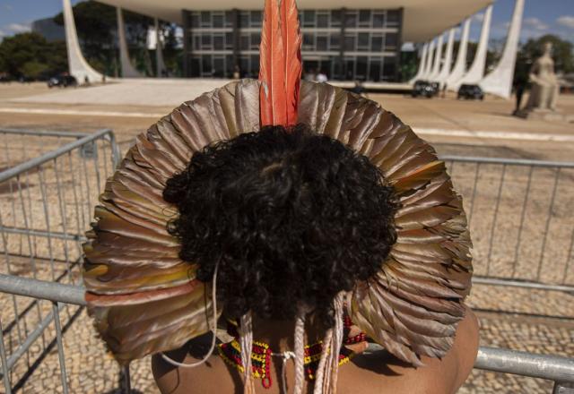 indígena em frente ao STF | Joédson Alves/Agência Brasil