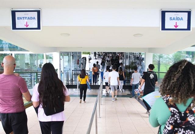 Participantes do Enem caminhando (Valter Campanato/Agência Brasil)