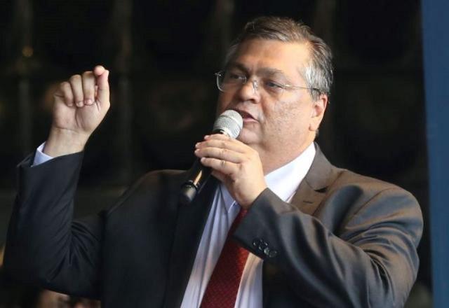 Flávio Dino gesticula enquanto fala ao microfone (Valter Campanato/Agência Brasil)