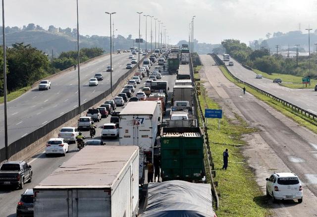 Greve é apoiada por centrais sindicais e pela Federação Única dos Petroleiros (Tânia Rêgo/Agência Brasil)