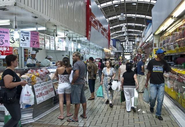 Pessoas em mercado (Marcelo Camargo/Agência Brasil)