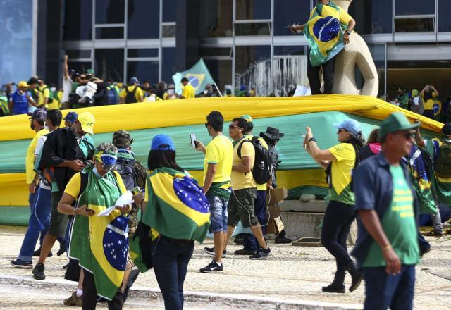 Golpistas em frente ao prédio do Supremo Tribunal Federal (Marcelo Camargo/Agência Brasil)