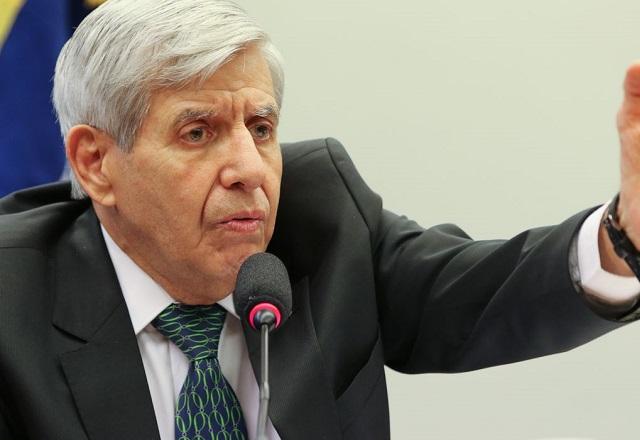 Augusto Heleno fala ao microfone (Fabio Rodrigues Pozzebom/Agência Brasil)