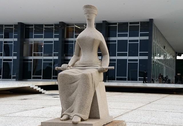Estátua em frente ao prédio do Supremo Tribunal Federal (Valter Campanato/Agência Brasil)
