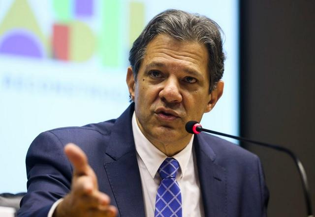 Haddad gesticula enquanto fala ao microfone (Valter Campanato/Agência Brasil)