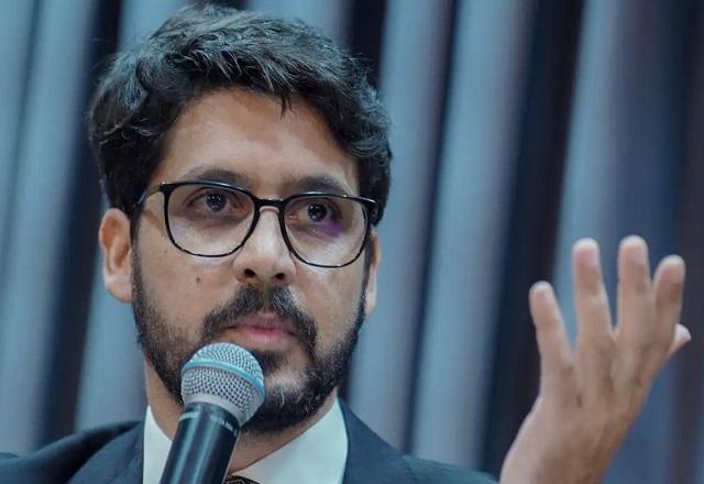 Jean Lima gesticula enquanto fala ao microfone (Rafa Neddermeyer/Agência Brasil)