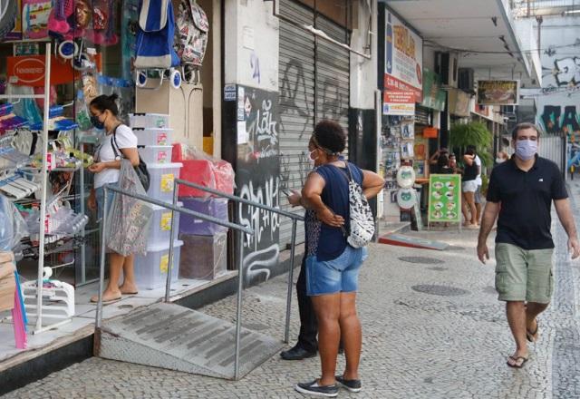 Pessoas observam produtos em loja (Fernando Frazão/Agência Brasil)