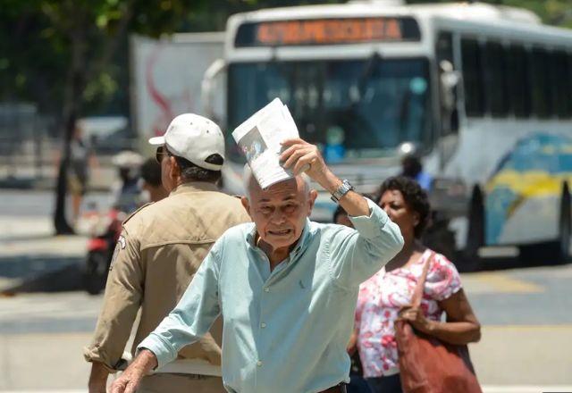 Velhinho tentando se proteger do sol com jornal | Tomaz Silva/Agência Brasil