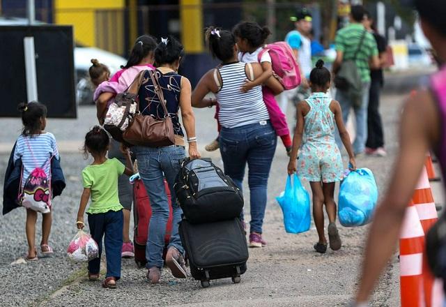 Pessoas caminhando em via (Marcelo Camargo/Agência Brasil)