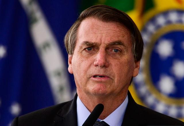 O presidente Jair Bolsonaro fala ao microfone (Marcelo Camargo/Agência Brasil)