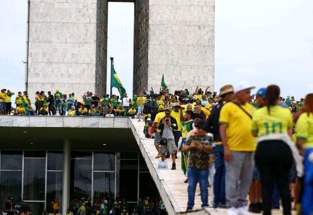 Golpistas sobre o prédio do Congresso Nacional (Marcello Casal Jr./Agência Brasil)
