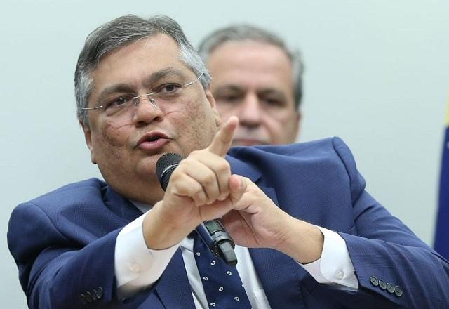 Flávio Dino gesticula enquanto fala ao microfone (Lula Marques/Agência Brasil)