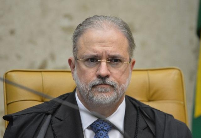 O procurador-geral da República, Augusto Aras, olha para a frente (Fabio Rodrigues Pozzebom/Agência Brasil)