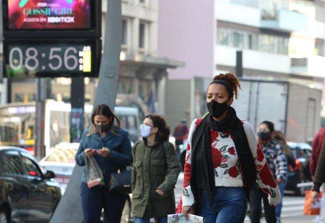Pessoas de máscara caminhando (Rovena Rosa/Agência Brasil)