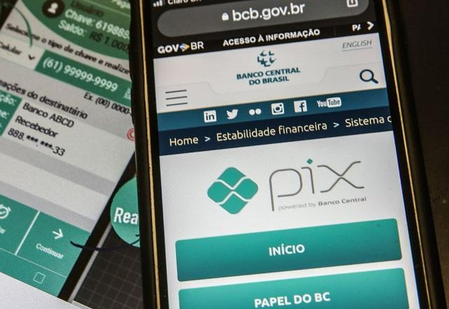 Página do Pix no site do Banco Central, aberta em tela de celular (Marcello Casal Jr./Agência Brasil)