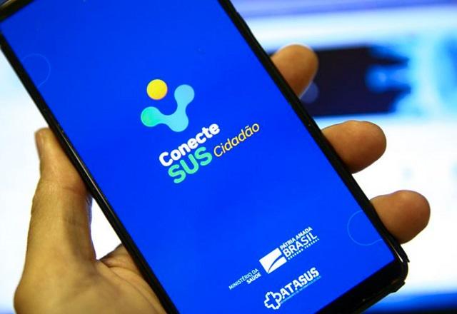 Pessoa segura celular com aplicativo do ConecteSUS aberto (Marcelo Camargo/Agência Brasil)
