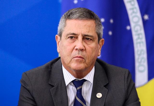 Walter Braga Netto à frente da bandeira do Brasil (Marcelo Camargo/Agência Brasil)