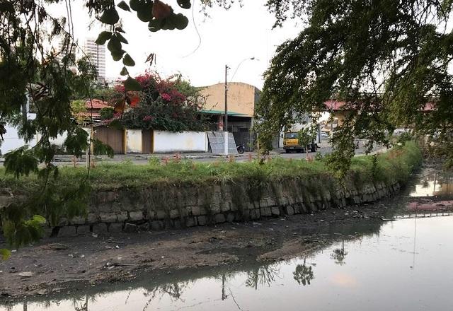 Córrego em cidade (Carolina Gonçalves/Agência Brasil)