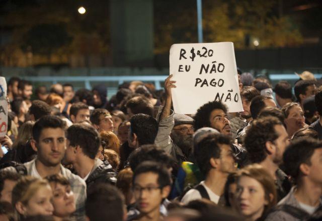 multidão nas ruas e um cartaz, que diz: vinte centavos eu não pago não | Marcelo Camargo/Agência Brasil
