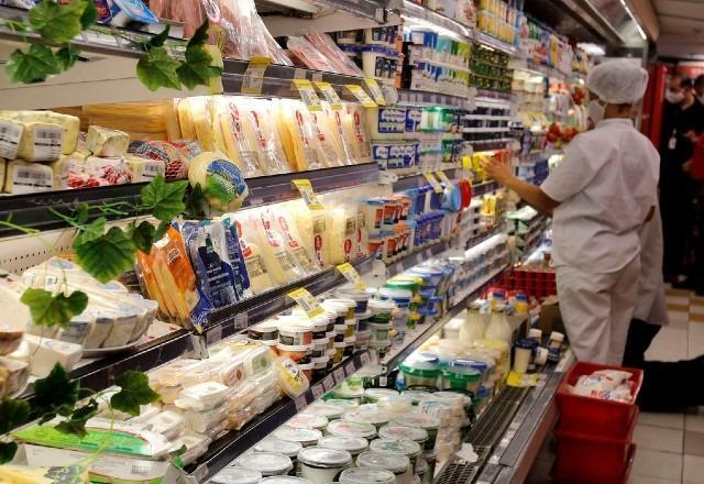 Funcionária confere produtos em prateleira em mercado (Tânia Rêgo/Agência Brasil)