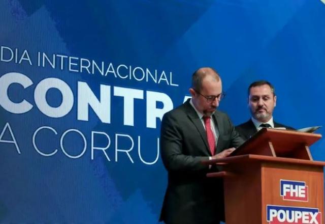 Vinícius de Carvalho, da CGU, e Andrei Rodrigues, da PF, assim acordo de cooperação | José Cruz/Agência Brasil