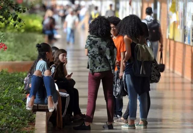 Grupo de garotas conversa em corredor (Marcello Casal Jr/Agência Brasil)