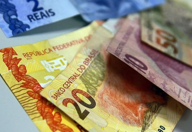 Cédulas de diferentes valores em reais aparecem sobre mesa (Marcello Casal Jr./Agência Brasil)