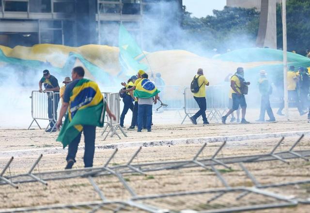 Golpistas em meio a fumaça no 8 de janeiro (Marcelo Camargo/Agência Brasil)