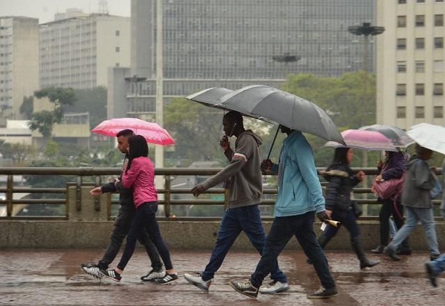 Pessoas caminham segurando guarda-chuvas em São Paulo (Rovena Rosa/Agência Brasil)