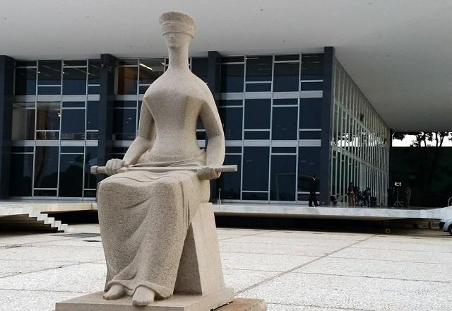 Estátua em frente ao prédio do Supremo Tribunal Federal (Valter Campanato/Agência Brasil)