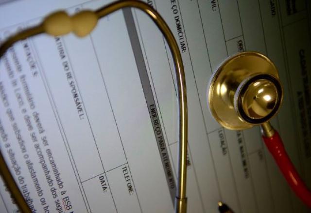 Estetoscópio sobre documento (Marcello Casal Jr/Agência Brasil)