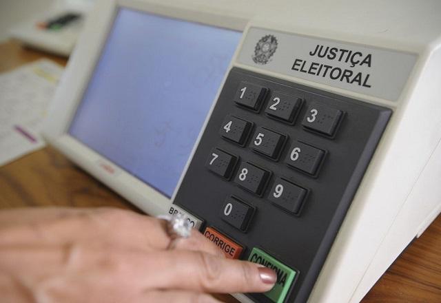 Pessoa pressiona tecla ''confirma'' em urna eletrônica (Fábio Pozzebom/Agência Brasil)
