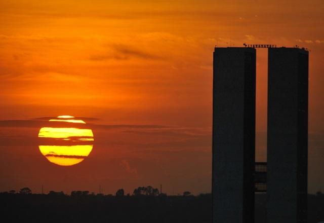 Sol se põe ao lado de duas torres (Marcello Casal Jr./Agência Brasil)