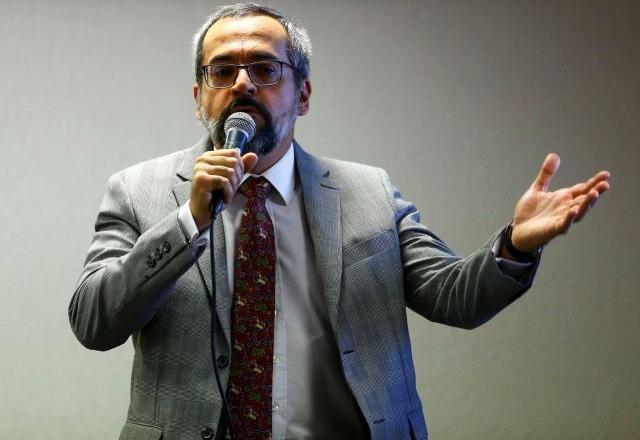 Abraham Weintraub fala ao microfone (Marcelo Camargo/Agência Brasil)