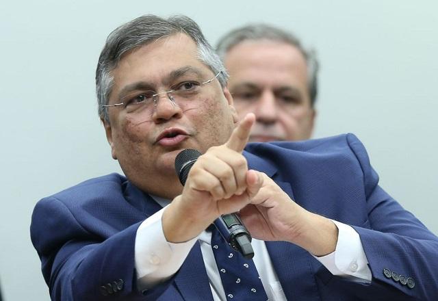 Flávio Dino gesticula enquanto fala ao microfone (Lula Marques/Agência Brasil)