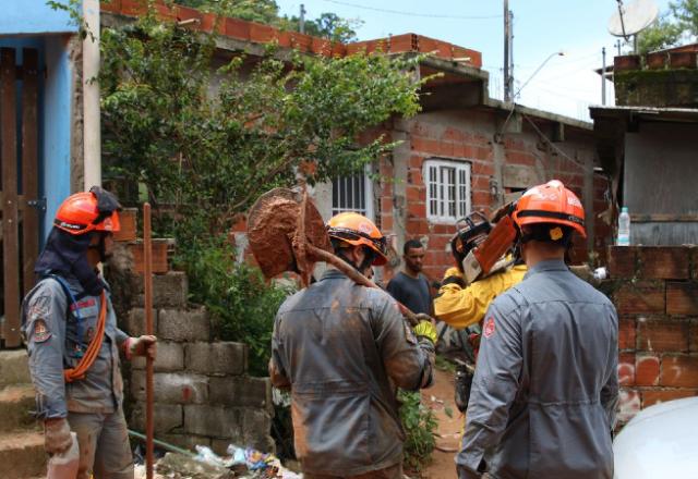 PM mantém bloqueios na descida para litoral norte de São Paulo PM mantém bloqueios na descida para litoral norte de São Paulo
